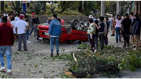 Fuerte choque en Río Churubusco automóvil cae desde carriles centrales