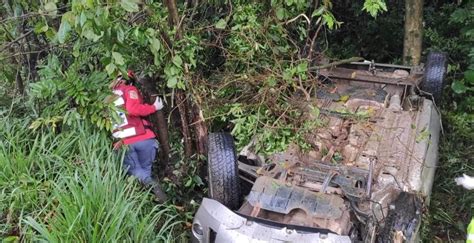 Carro Cai Em Barranco E Fica As Rodas Para Cima Na BR 101