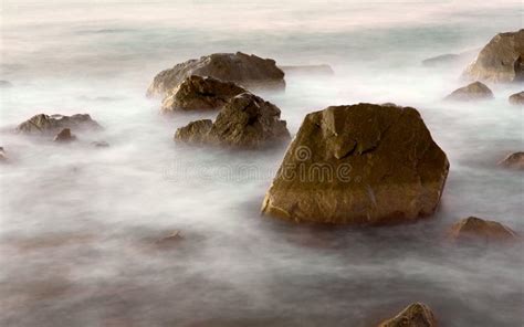 Steine Im Meerwasser Stockfoto Bild Von Wolke Sonnenaufgang 14462206