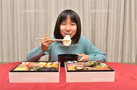 お雑煮を食べる女の子正月 おせち料理 写真素材 5417840 フォトライブラリー Photolibrary