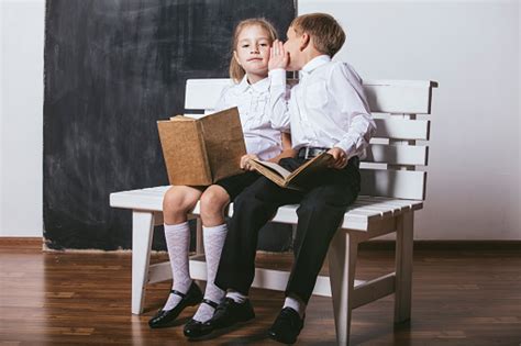 Photo Libre De Droit De Garçon Et Fille De La Classe De Lécole Primaire