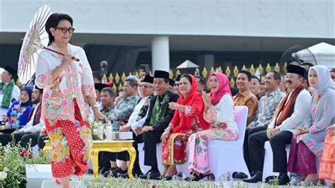 Presiden Jokowi Dan Ibu Iriana Buka Acara Istana Berkebaya Istana