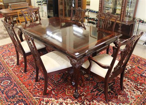 Lot - MAHOGANY DINING TABLE AND CHAIR SET