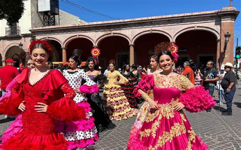 Realizan el tradicional Desfile de Manolas en Salvatierra Galería