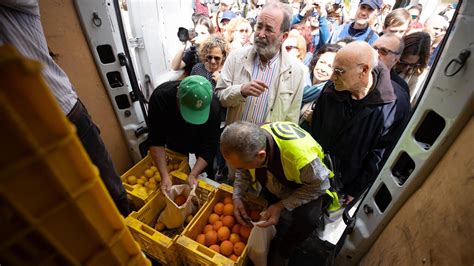 Tractorada En Granada Un Gran Reparto De Alimentos Tras La Tractorada