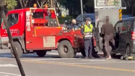 獨家／超商上廁所車遭拖吊 男不滿當街亮槍逼放車 社會 三立新聞網 Setn