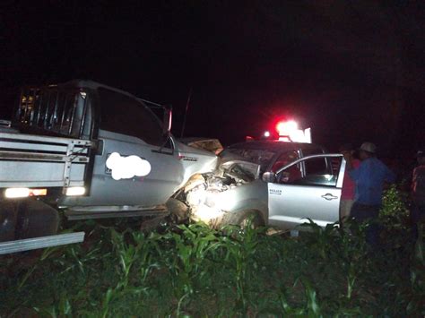 Colisão frontal entre Hilux e F4000 deixa duas pessoas feridas em