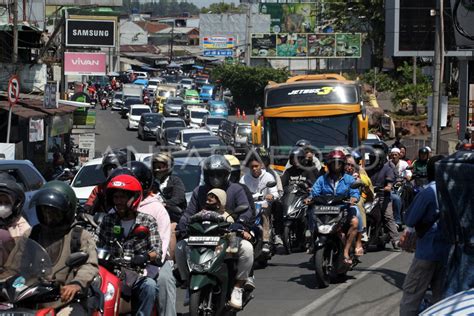 Kepadatan Kendaraan Jalur Puncak Bogor Libur Maulid ANTARA Foto