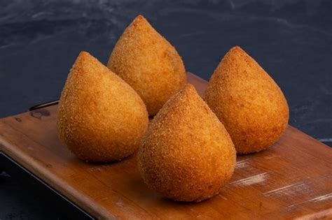 Coxinha Frita Tradicional Sobre Una Tabla De Madera Sobre Piedra