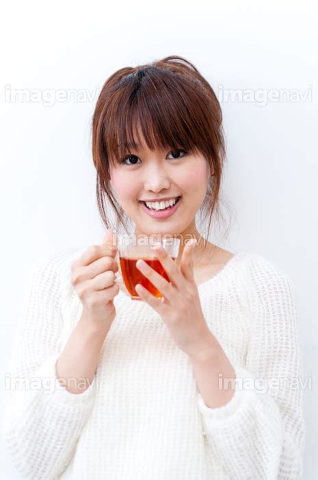 【ソフトドリンクを飲むキャミソール姿の若い女性】の画像素材31225095 写真素材ならイメージナビ