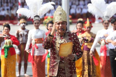 Kenakan Pakaian Adat Tradisional Warga Surabaya Ikuti Upacara Di