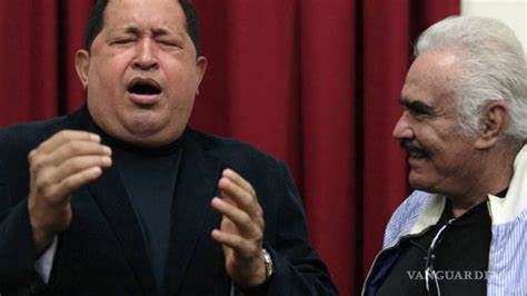 Hugo Chávez canta con Vicente Fernández y lo condecora