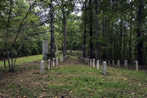 Filas De Tumbas En Los Estanques Manantiales Cementerio Confederado