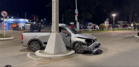 Camioneta Choca Contra Columna Cerca Del Puente Piedra Alta Diario