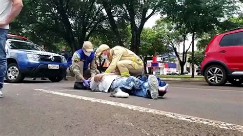 Motociclista tem fratura no pé após colisão carro na Avenida Brasil