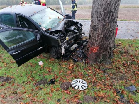 B102 Auto kracht gegen Baum 74 Jähriger nach Unfall schwer verletzt