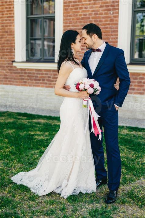 Cari Osa Pareja Joven De Boda Va A Besarse Feliz De Celebrar Su Boda