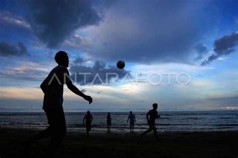 bermain sepak bola antara foto