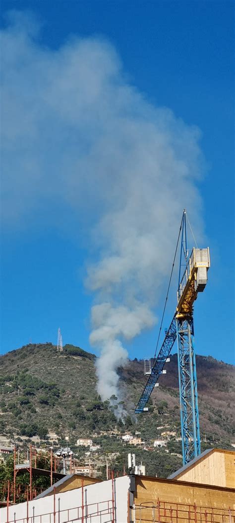 Incendi Liguria Fiamme Sulle Alture Di Alassio Canadair In Azione Foto