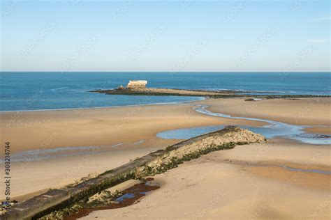 L Pi La Plage Et Le Fort De L Heurt Le Portel Stock Photo Adobe Stock