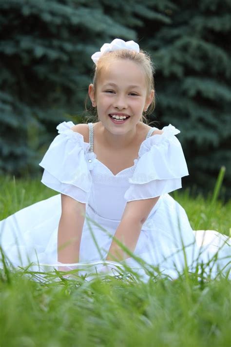 La Fille Dans La Guitare De Jeux De Robe Et Le Musicien Blancs De Bruit