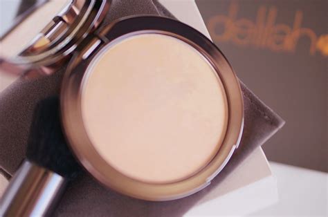 Delilah Cosmetics Pure Light Compact Illuminating Powder Aura