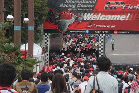 【2015f1日本gp】いよいよ決勝日が開幕！ゲートオープンは今週末一番の盛り上がり！ 観戦塾観戦塾