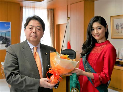 ミス・アース日本代表、斎藤恭代さん 林芳正文部科学大臣を表敬訪問｜グローバルニュースアジア Global News Asia