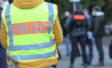 Linienbus Prallt In Brandenburg Gegen Baum Sechs Verletzte