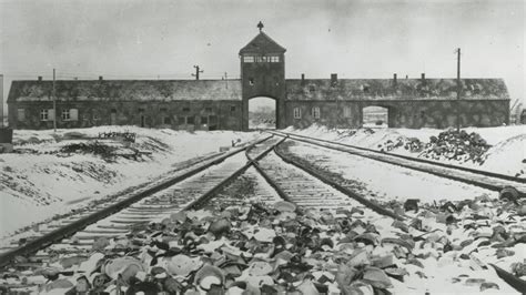 Eine Fotoikone Analysieren Das Torhaus Von Auschwitz Birkenau Von