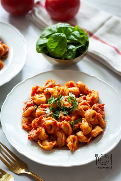 Tortellini W Sosie Pomidorowym Ze Szpinakiem Na Talerzu Pl