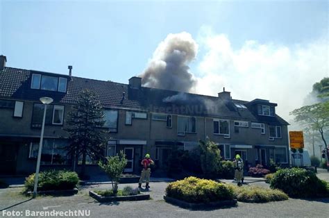 Uitslaande Brand Op Dak Van Woning Aan De Schoener Nadat Er Een Knal