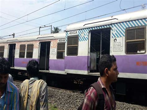 7 Coaches Of Mumbai Local Train Derails Near Andheri Station मुंबई