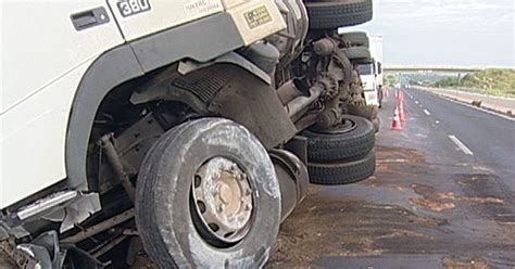 G Br Totalmente Liberada Ap S Tombamento De Carreta Em Uberaba