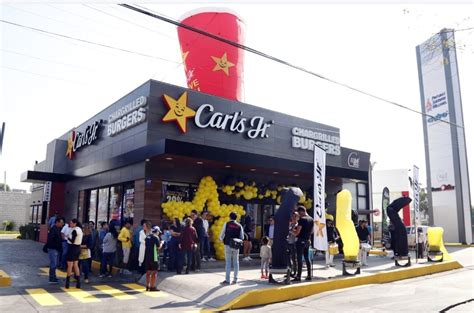 As Celebr Su Primer Aniversario Carls Jr Pabell N Serd N Liv