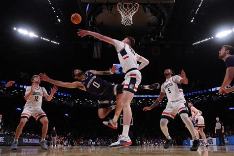 March Madness Donovan Clingan Dominates As Uconn Blitzes Northwestern