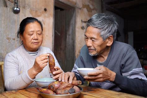 农村人吃饭不讲究，孩子们不在家，看老两口晚饭吃的啥凤凰网视频凤凰网