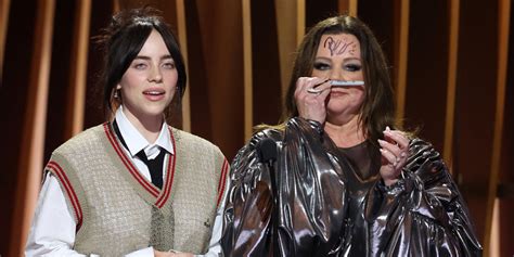 Billie Eilish Signs Melissa Mccarthys Face While Presenting An Award