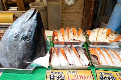 Tsukiji fish market explore + Sushi making experience tour: Tsukiji ...