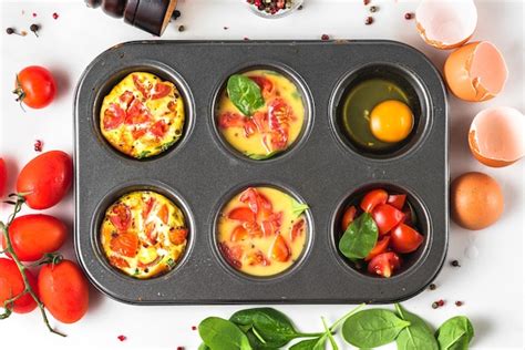 Tazas De Muffin De Huevo Al Horno Con Espinacas Y Tomates Foto Premium