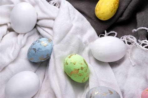 Huevos De Pascua Multicolores En La Tela Fondo De Semana Santa Con