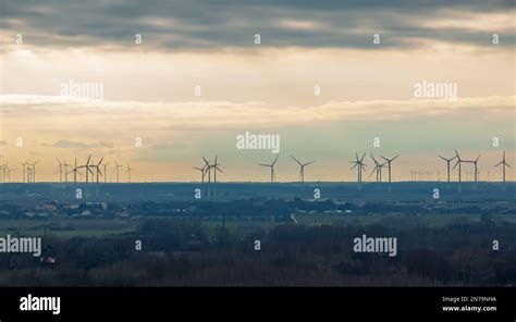 Windpark Oder Windpark Bei Sonnenuntergang Bei Bew Lktem Wetter In