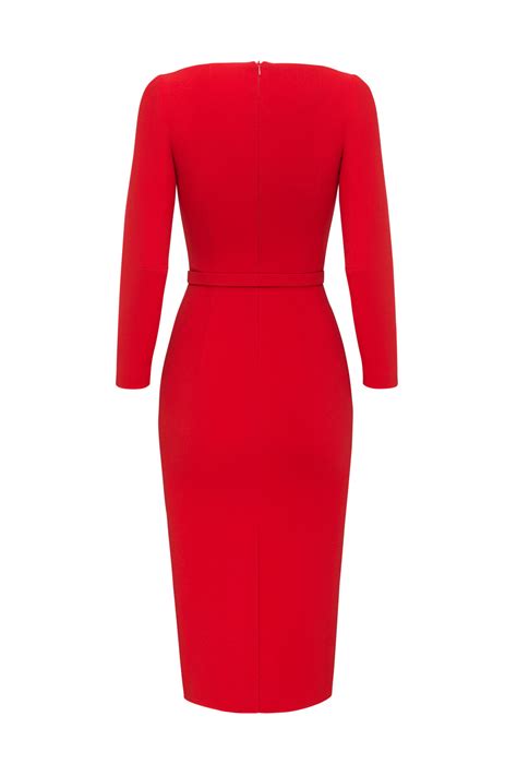 Платье-футляр с вырезом-хомутом красное