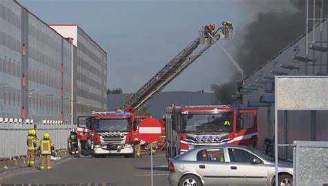 Wólka Kosowska Pożar w jednej z hal trwa ewakuacja Wydarzenia w