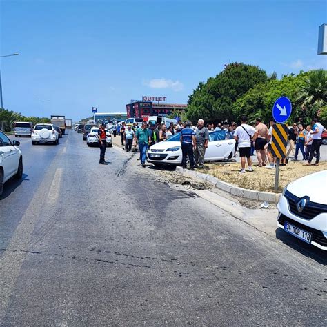 Alanya da hafif ticari araç ile otomobil çarpıştı 3 kişi yaralandı