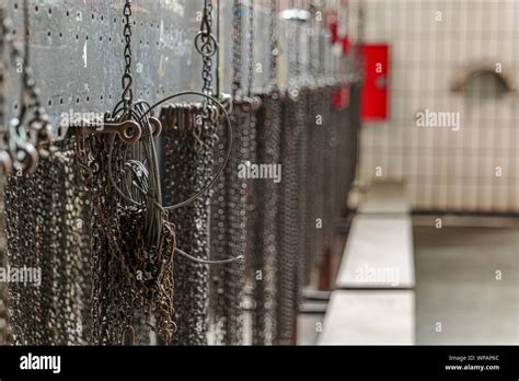 Cerrar grupo de pequeñas cadenas colgantes dentro de la antigua fábrica