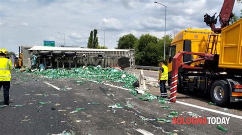 Incidente In Autostrada Tir Si Ribalta E Invade La Tangenziale