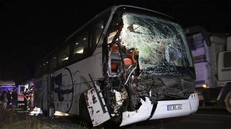 Yolcu otobüsü TIR a arkadan çarptı 15 yaralı Timeturk