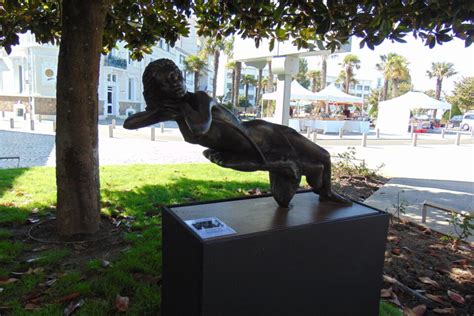 Quatre Sculptures De Leonardo Lucchi Dans Le Centre Ville Des Sables D