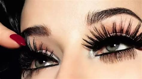 Glamorous Bottom Lash Extensions For A Red Carpet Look